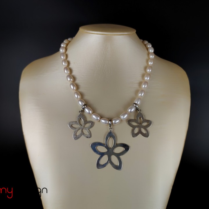 Pearl necklace with 3 flowers